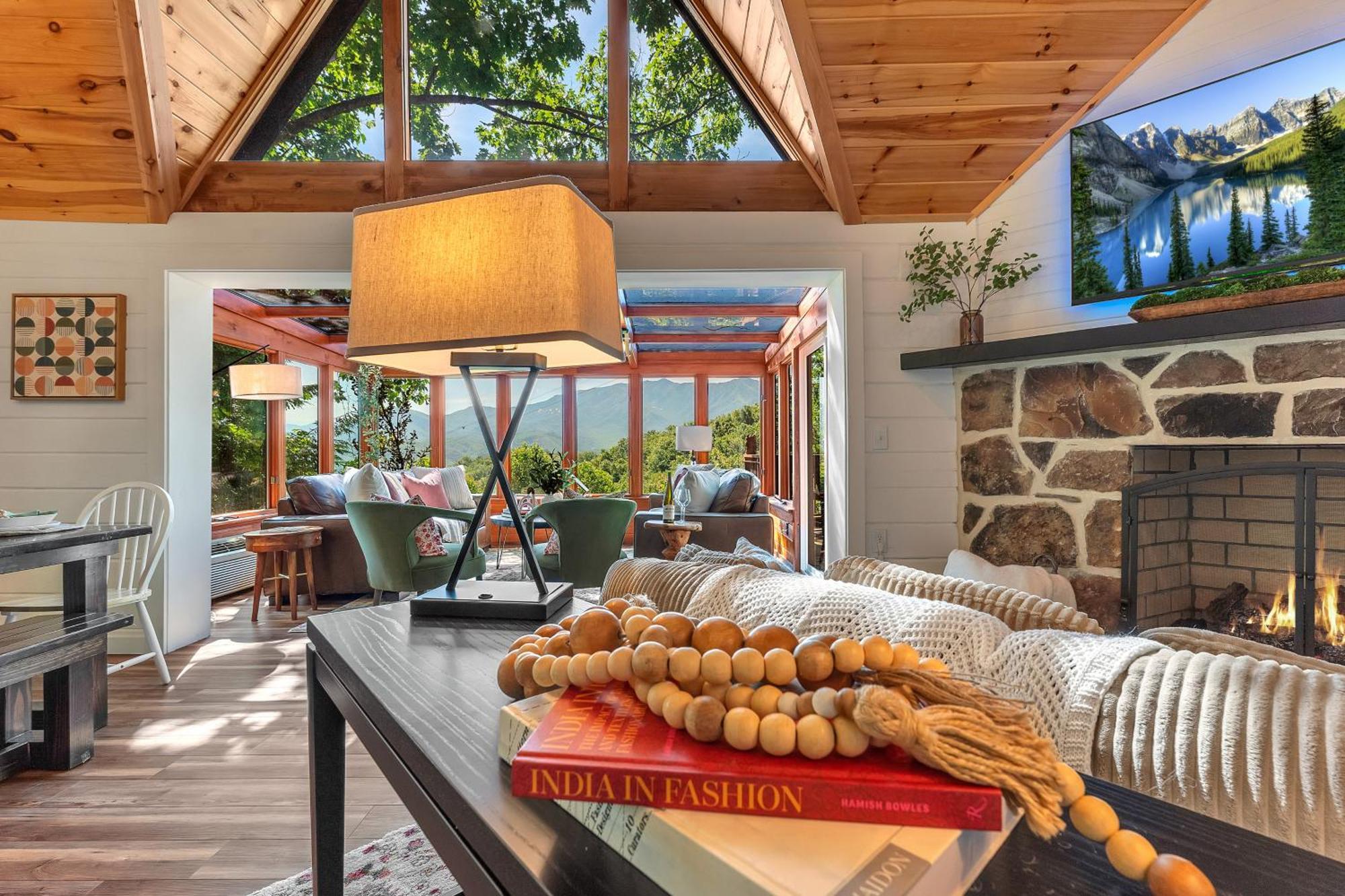 Family Chalet With Sauna, Hottub, Heavenly Views! Mins To Downtown! Gatlinburg Bagian luar foto