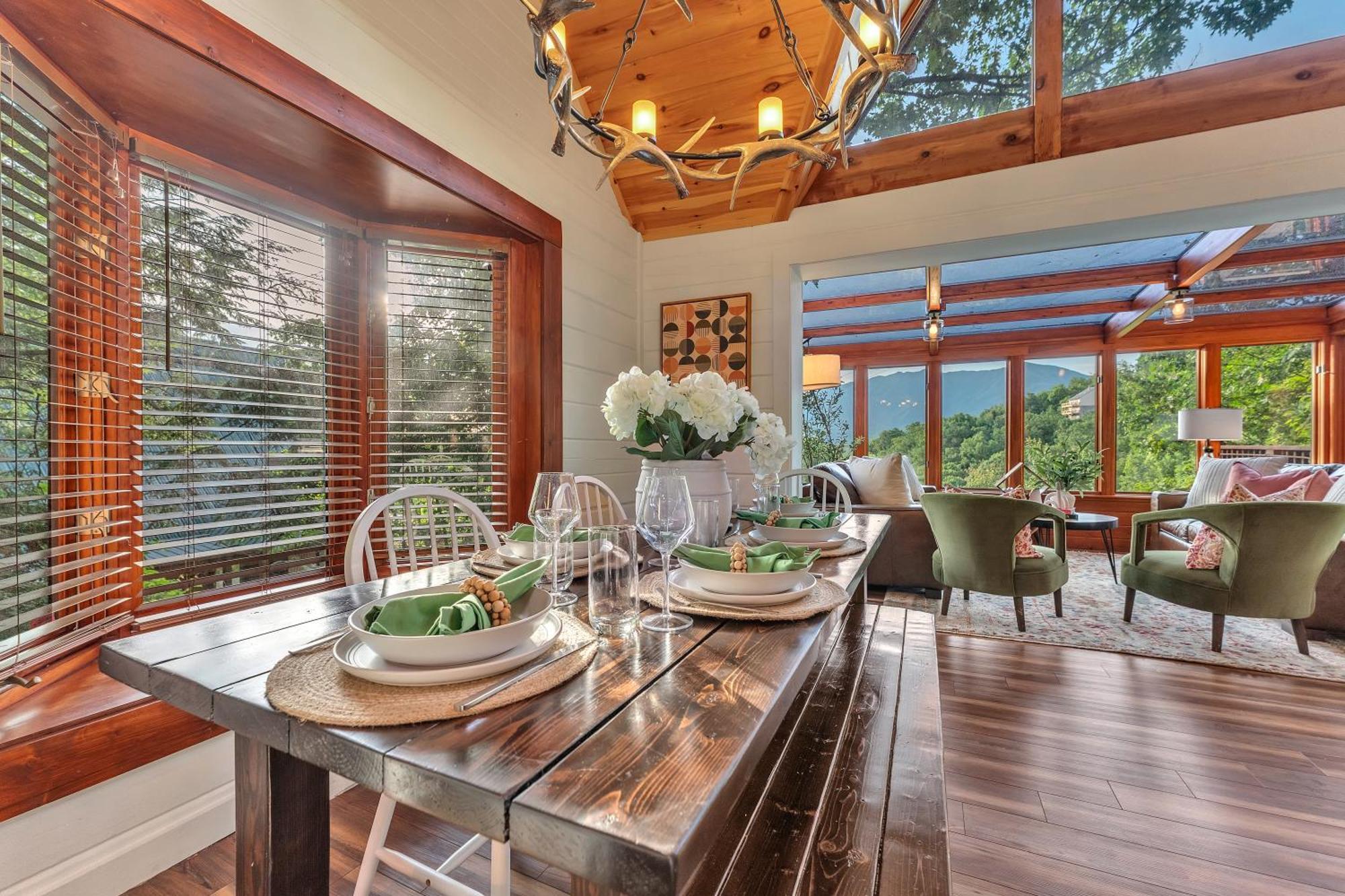 Family Chalet With Sauna, Hottub, Heavenly Views! Mins To Downtown! Gatlinburg Bagian luar foto